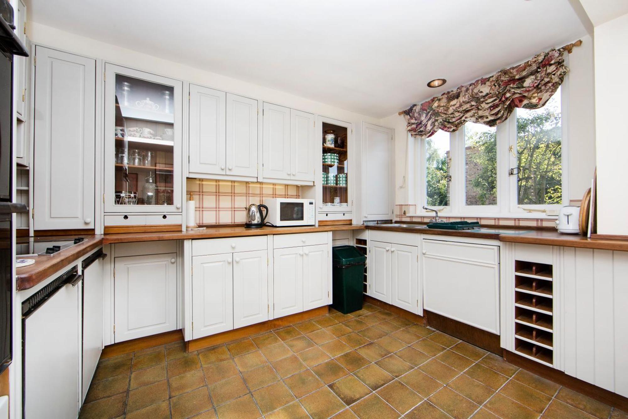 Britannia Road 3 Apartment London